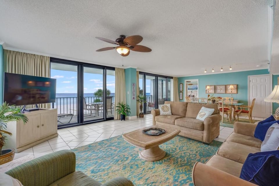 Communal lounge/ TV room, Living room, Seating area, Sea view
