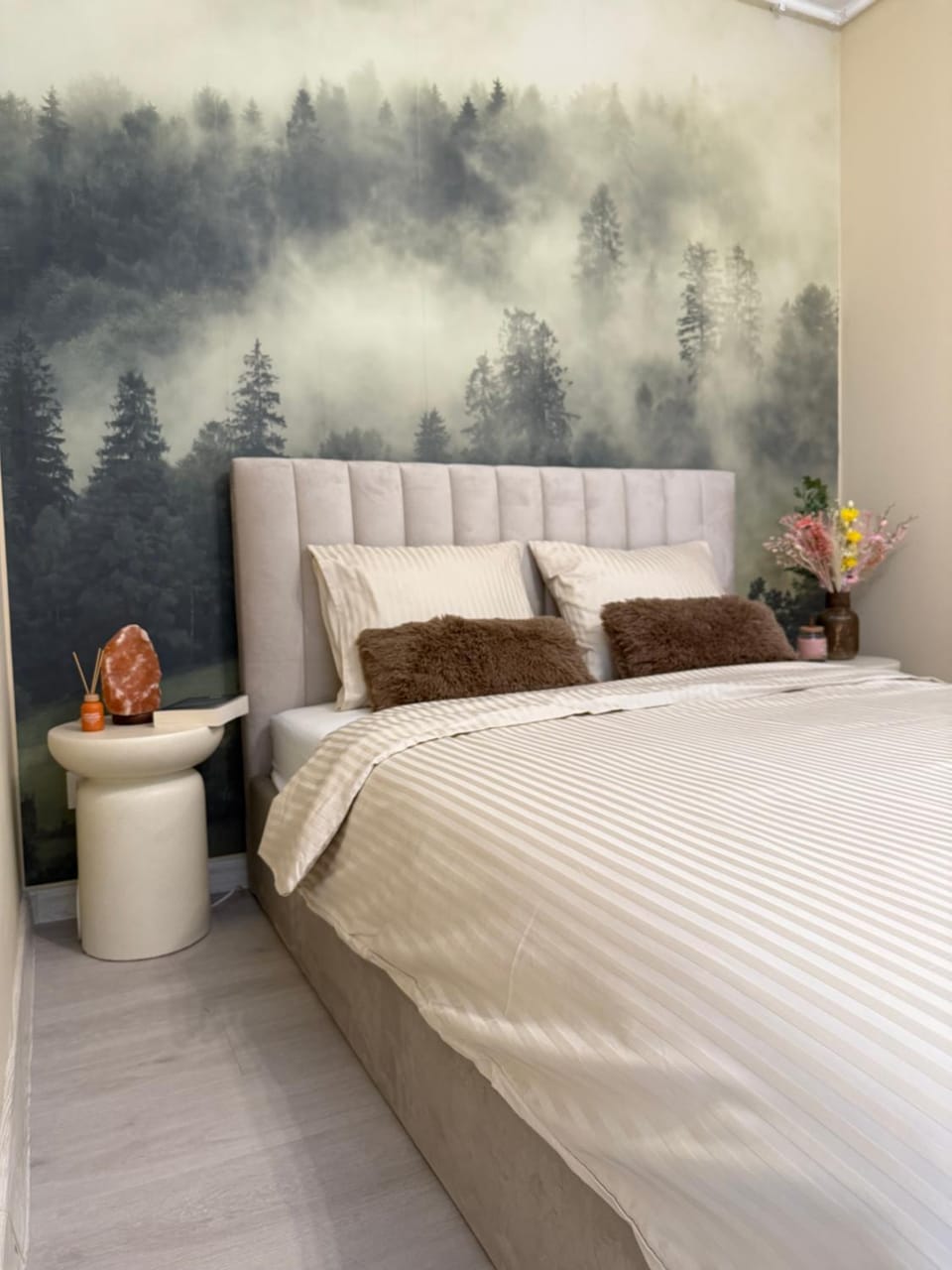 Bed, Seating area, Bedroom