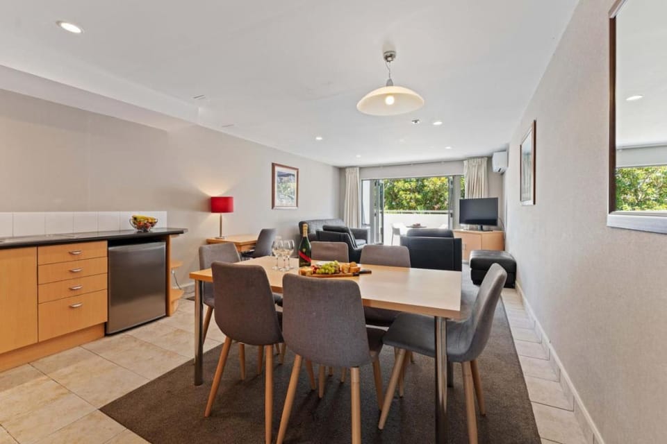 Dining area, kitchen
