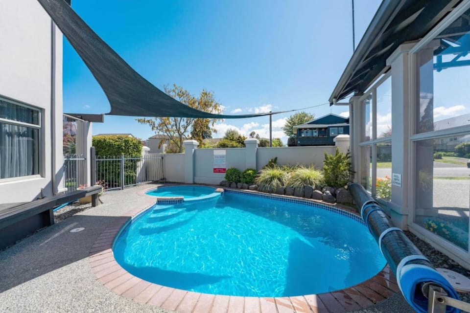 Hot Tub, Swimming pool