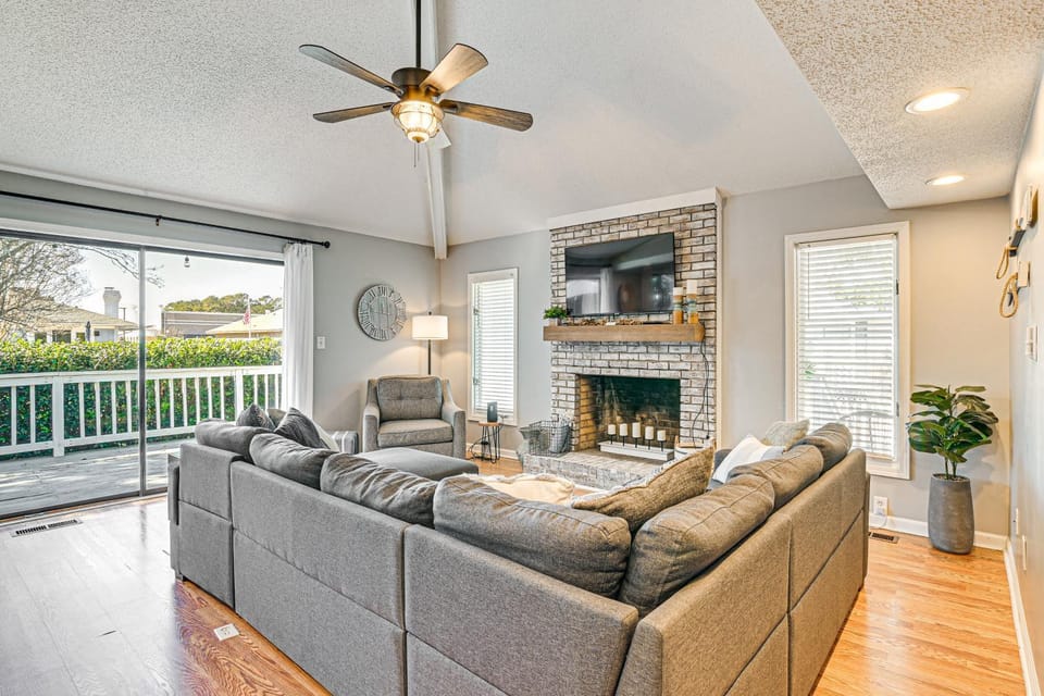 1 Mi to Broadway at the Beach: Home w/ Large Yard! House in Carolina Forest