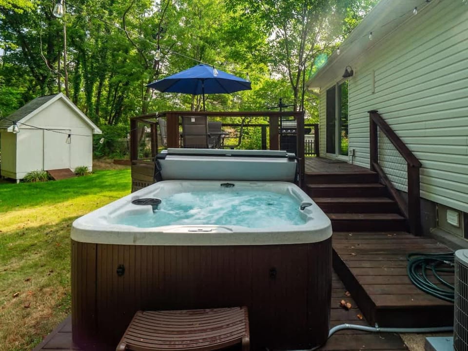 Two Entire Homes with Hot Tubs and Games Sleeps 20 House in Cuyahoga Falls