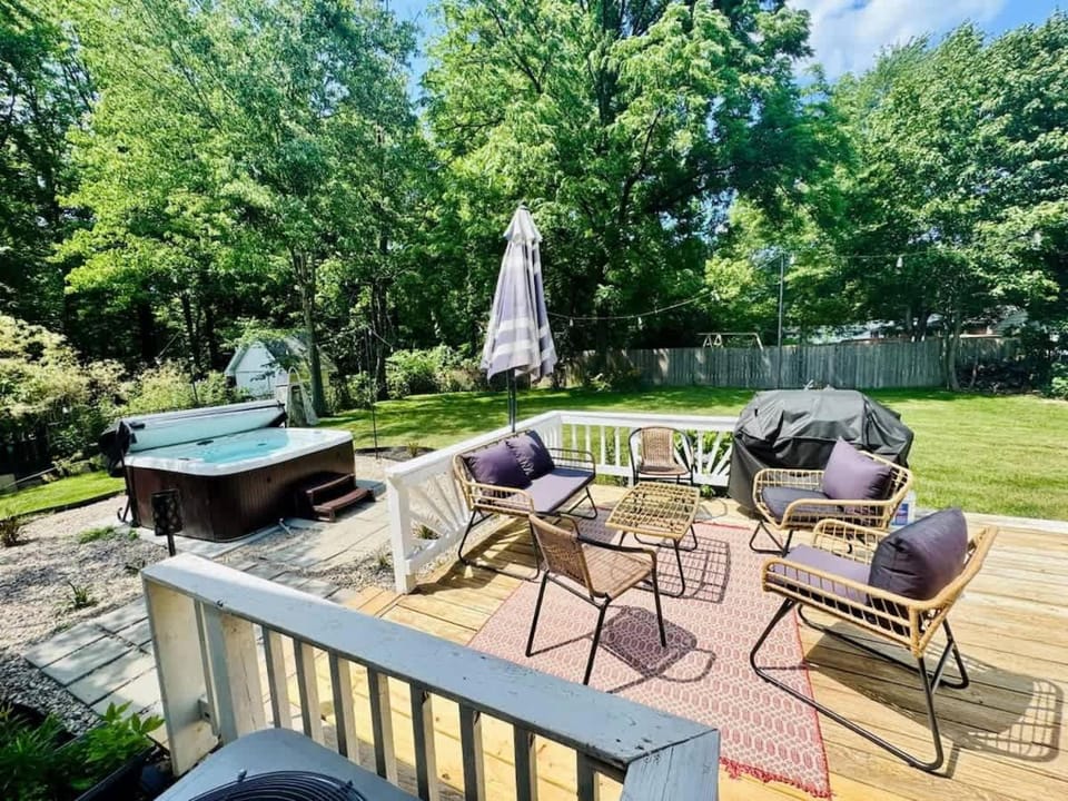 Two Entire Homes with Hot Tubs and Games Sleeps 20 House in Cuyahoga Falls