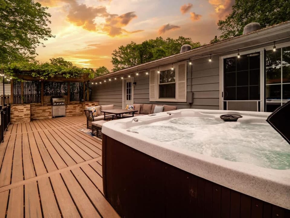 Pool - Hot Tub - Game Room - Remodeled - Sleeps 10 House in Vermilion