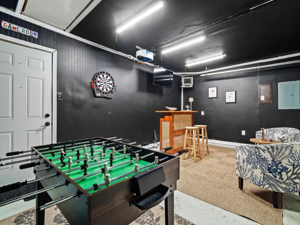 Pool - Hot Tub - Game Room - Remodeled - Sleeps 10 House in Vermilion