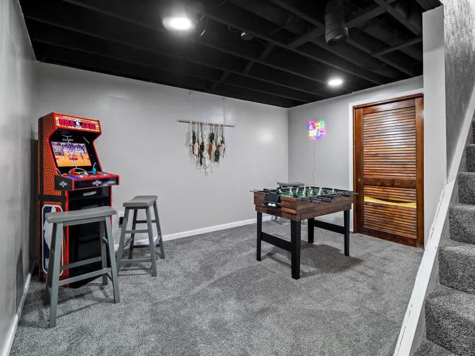 Vermilion Retreat with Game Room, Hot Tub and Across from Community Pool House in Vermilion