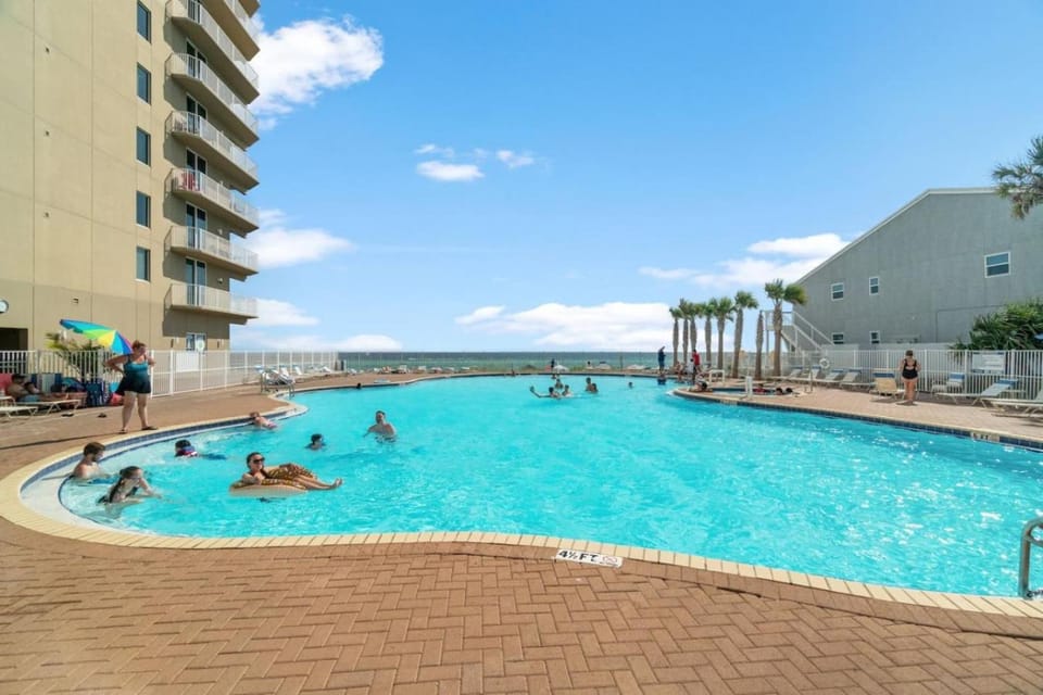 Property building, Pool view, Sea view, Swimming pool, Swimming pool, sunbed