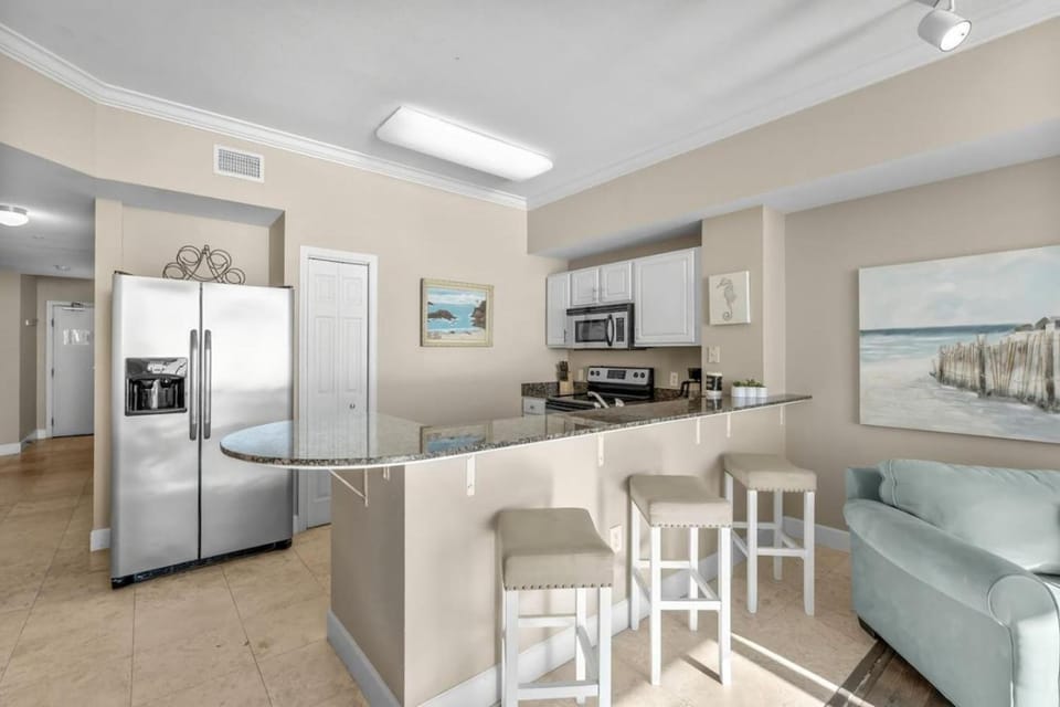 Kitchen or kitchenette, oven