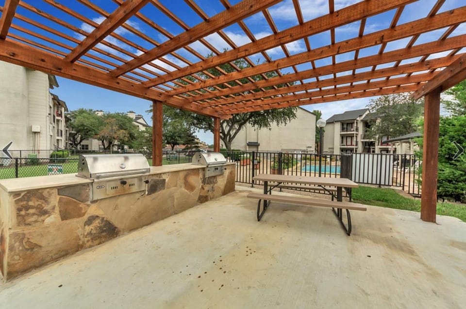 Landing at Oak Meadow - 1 Bedroom in Dallas Apartment in Garland