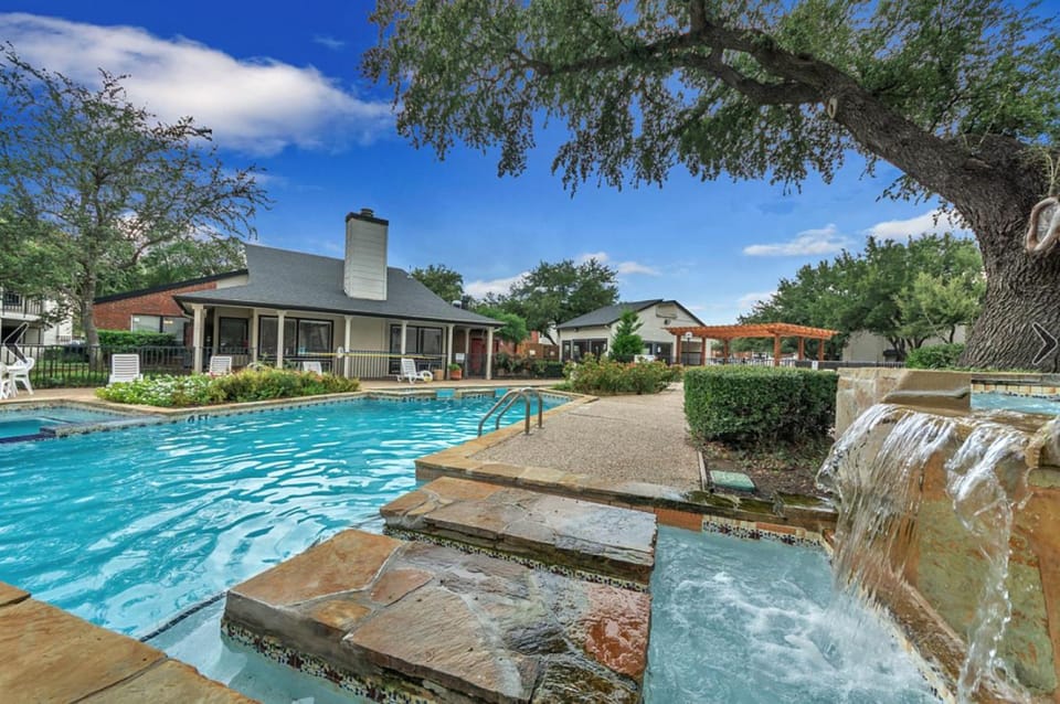 Landing at Oak Meadow - 1 Bedroom in Dallas Apartment in Garland