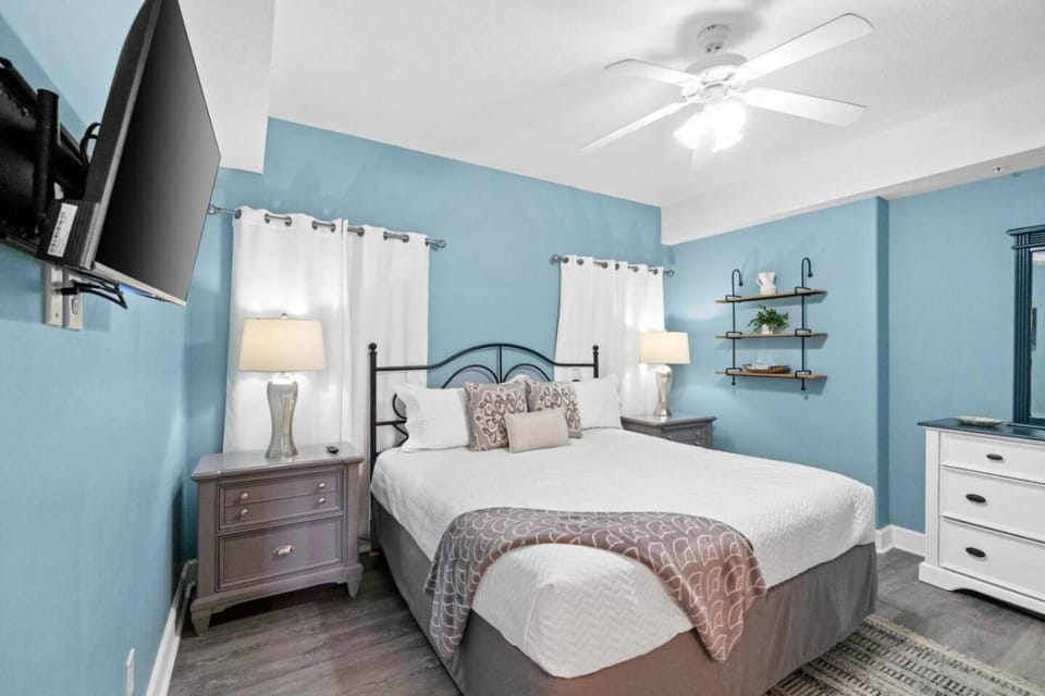 Bed, TV and multimedia, Photo of the whole room, Bedroom