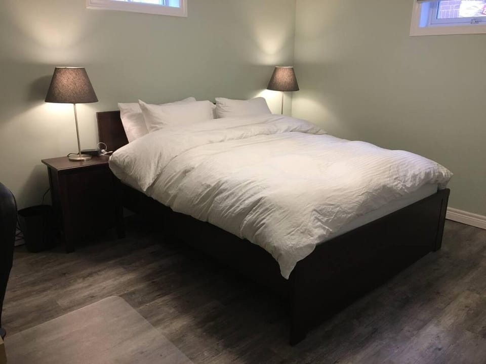 Upscale 2-Bedroom Basement Apartment Apartment in London