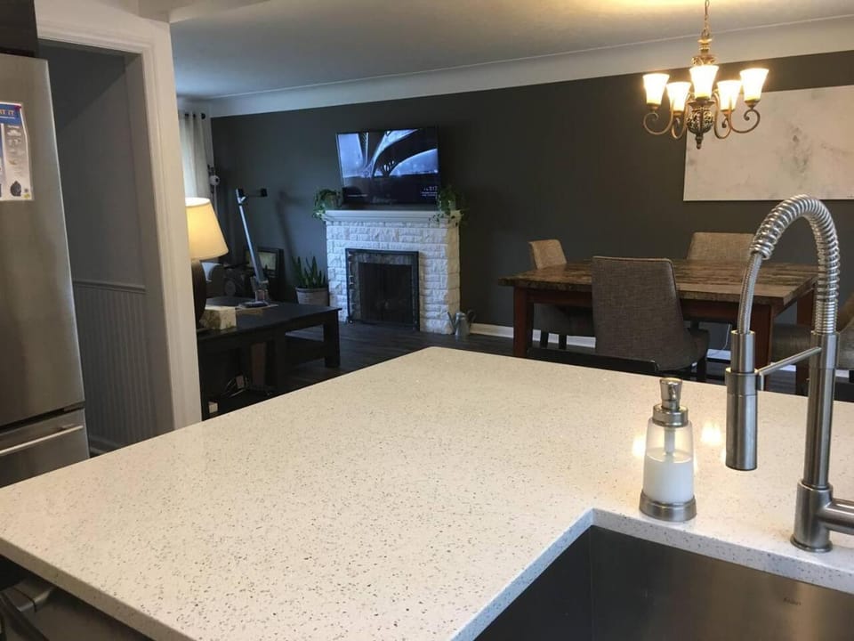 Comfy 3-Bedroom Home with Modern Upgrades Apartment in London