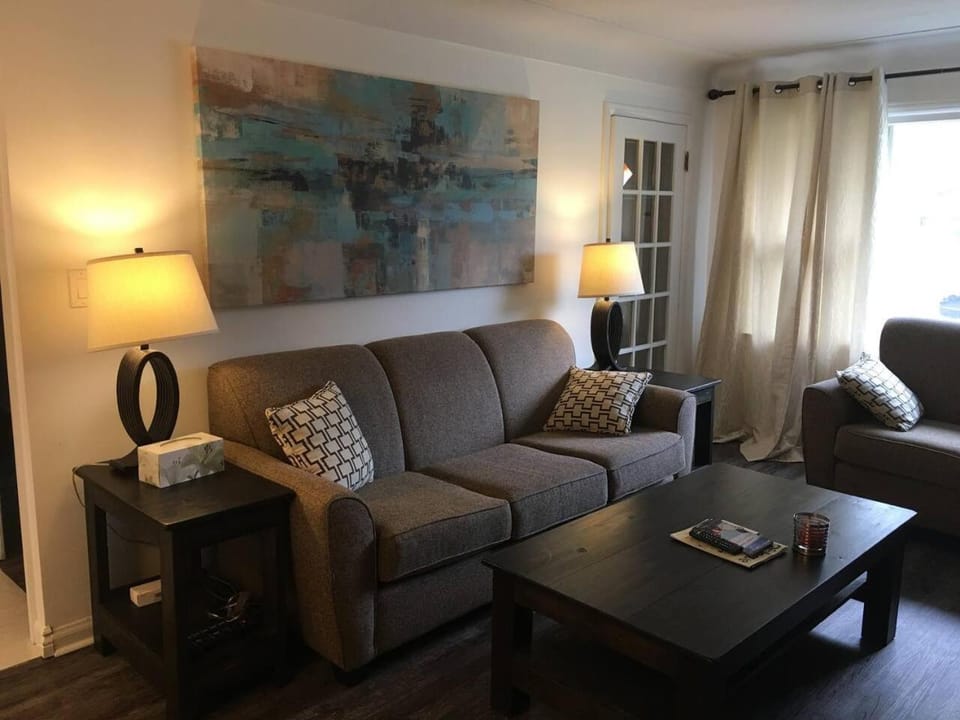 Comfy 3-Bedroom Home with Modern Upgrades Apartment in London