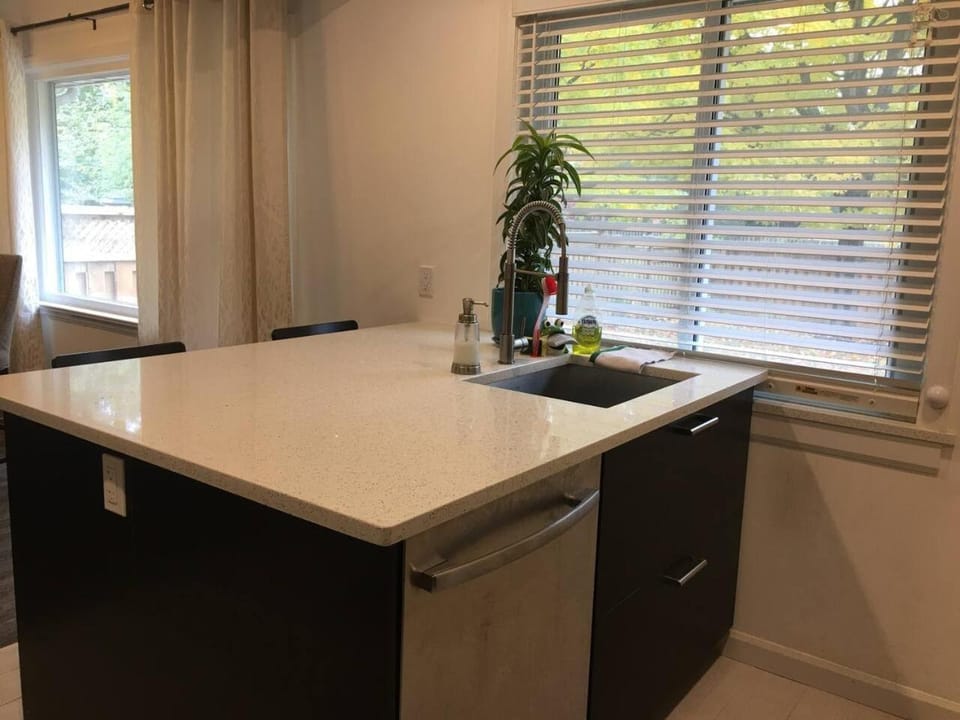 Comfy 3-Bedroom Home with Modern Upgrades Apartment in London