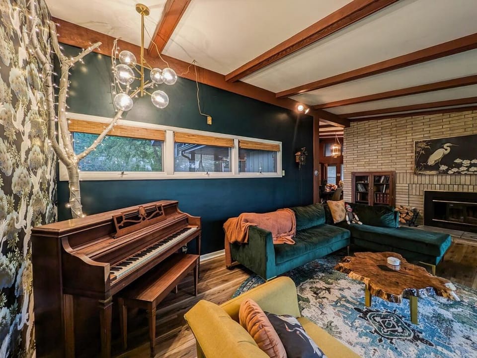 Retro Lakeview House in Michigan