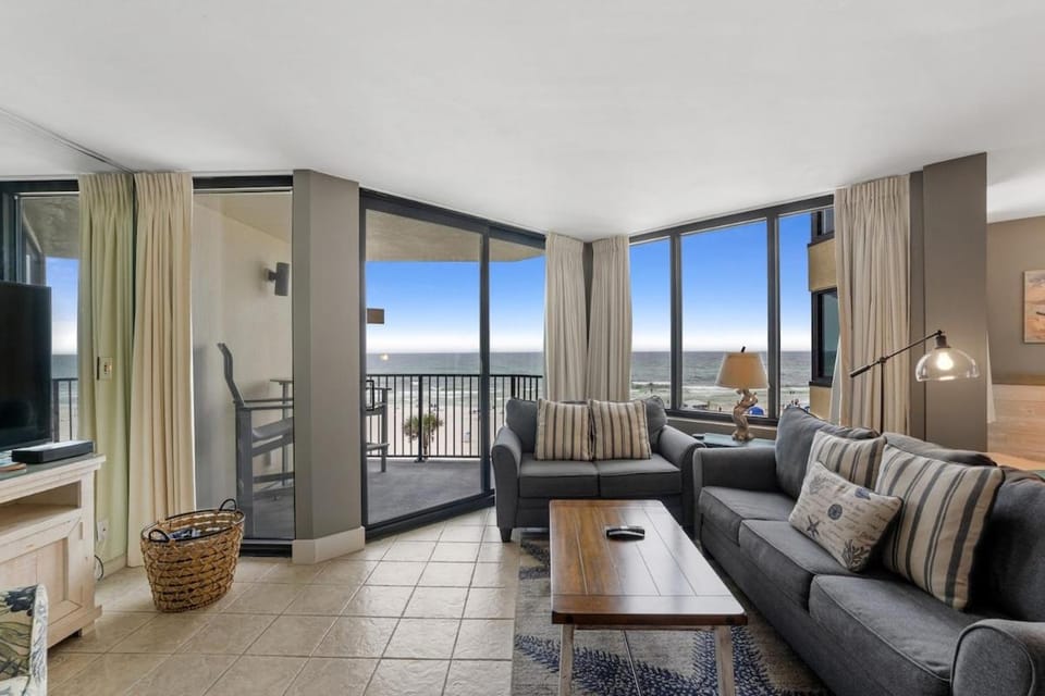 Communal lounge/ TV room, View (from property/room), Balcony/Terrace, Living room, Seating area