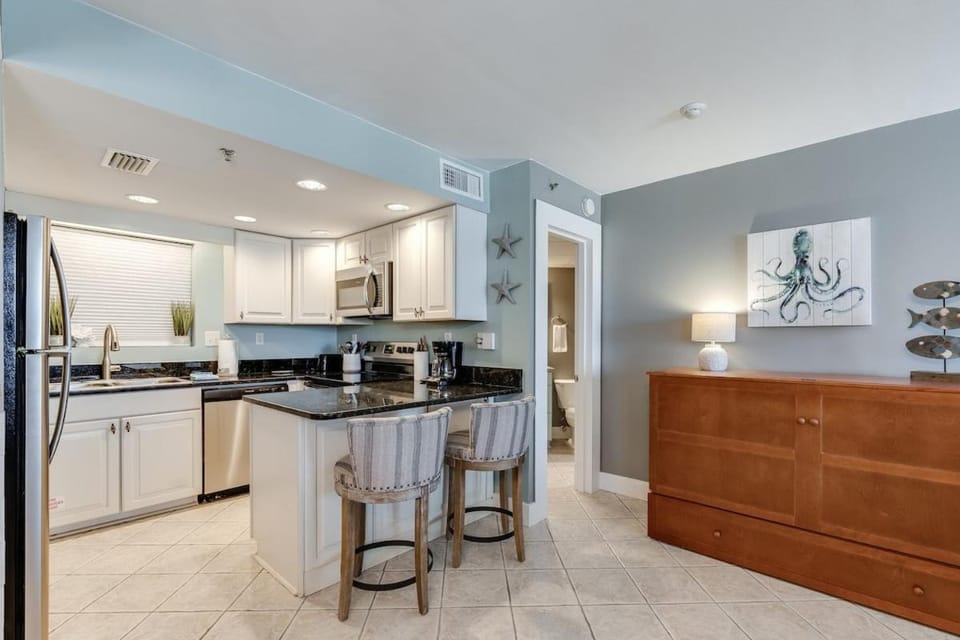 Kitchen or kitchenette, Dining area, dishwasher, minibar, oven, stove
