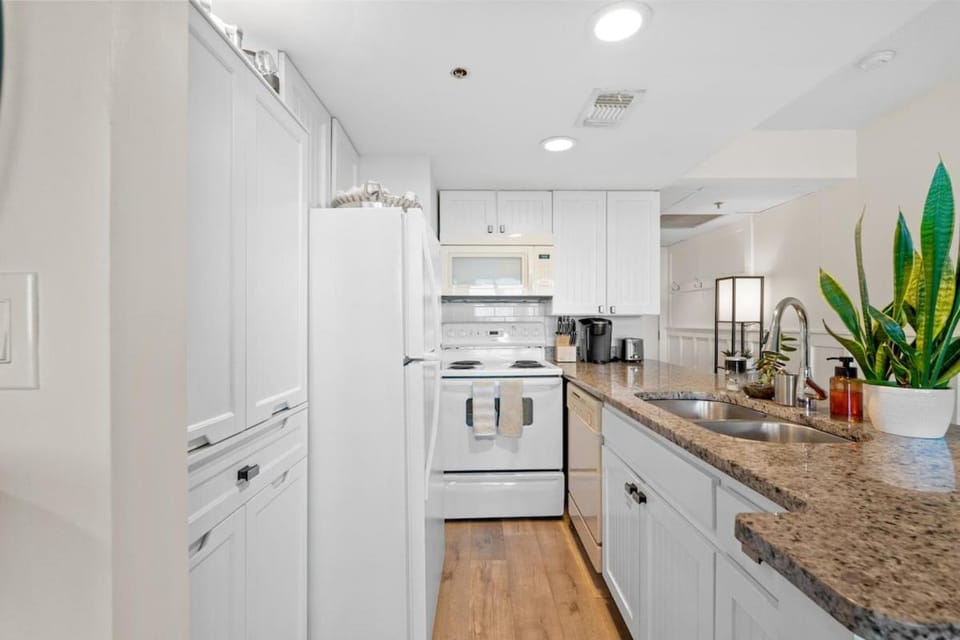Kitchen or kitchenette, dishwasher, minibar, oven, stove, toaster