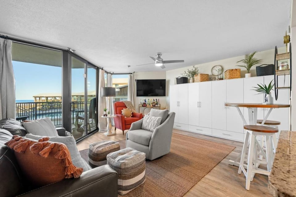 Natural landscape, View (from property/room), Balcony/Terrace, Living room, Seating area, Dining area, Sea view