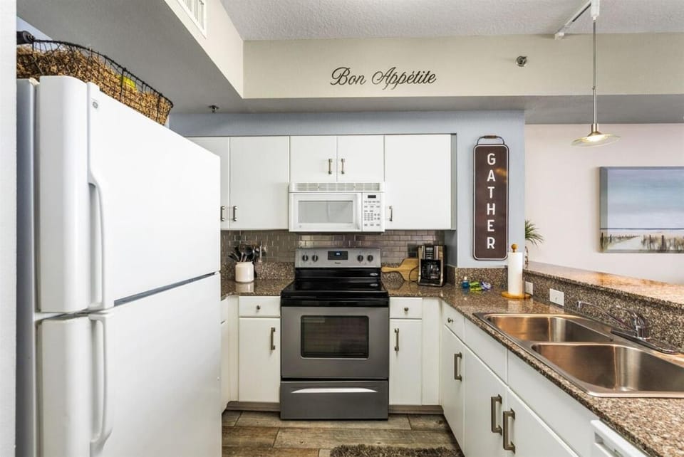 Kitchen or kitchenette, dishwasher, minibar, oven, stove, toaster