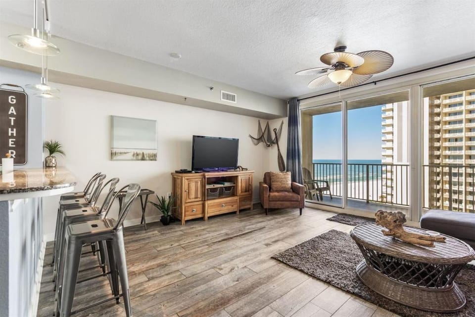 Communal lounge/ TV room, View (from property/room), Balcony/Terrace, Living room, Seating area, Dining area, Sea view