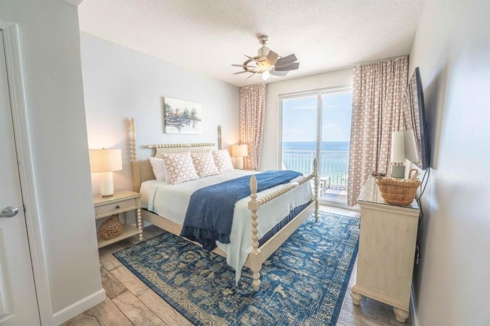 Bed, TV and multimedia, Photo of the whole room, Bedroom, Sea view