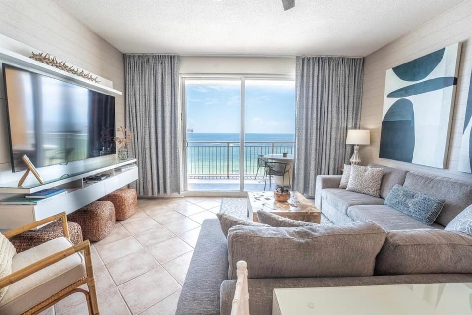 Communal lounge/ TV room, TV and multimedia, Living room, Seating area, Evening entertainment, Sea view
