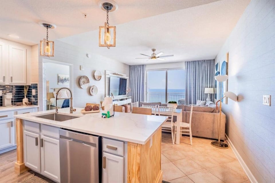 Kitchen or kitchenette, Dining area, dishwasher, minibar, oven, stove