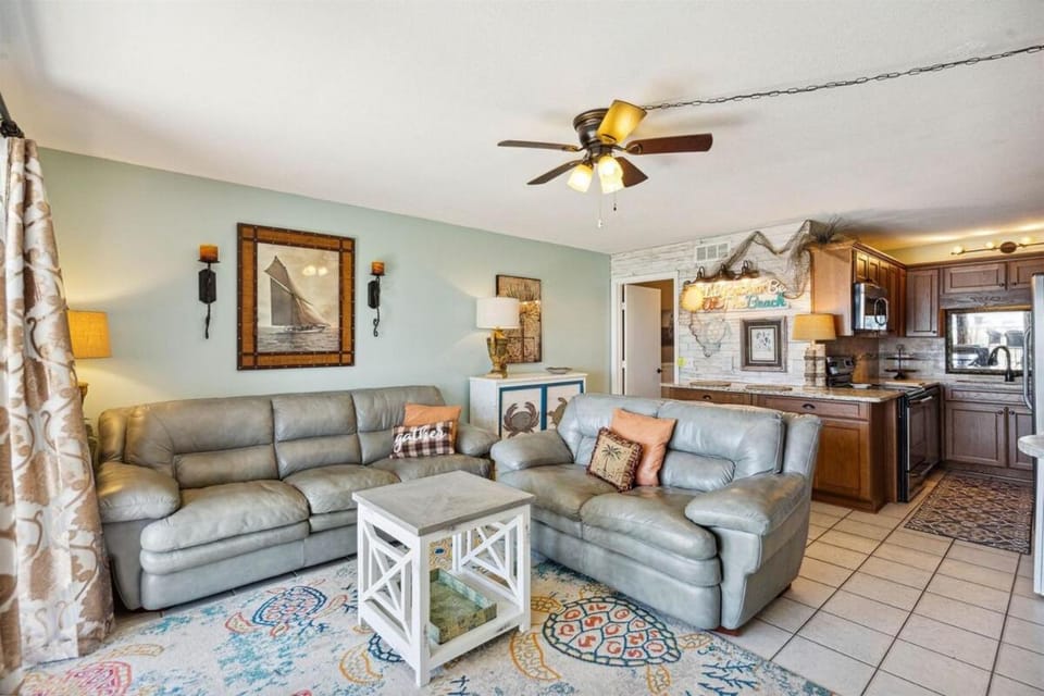 Kitchen or kitchenette, Living room, Seating area