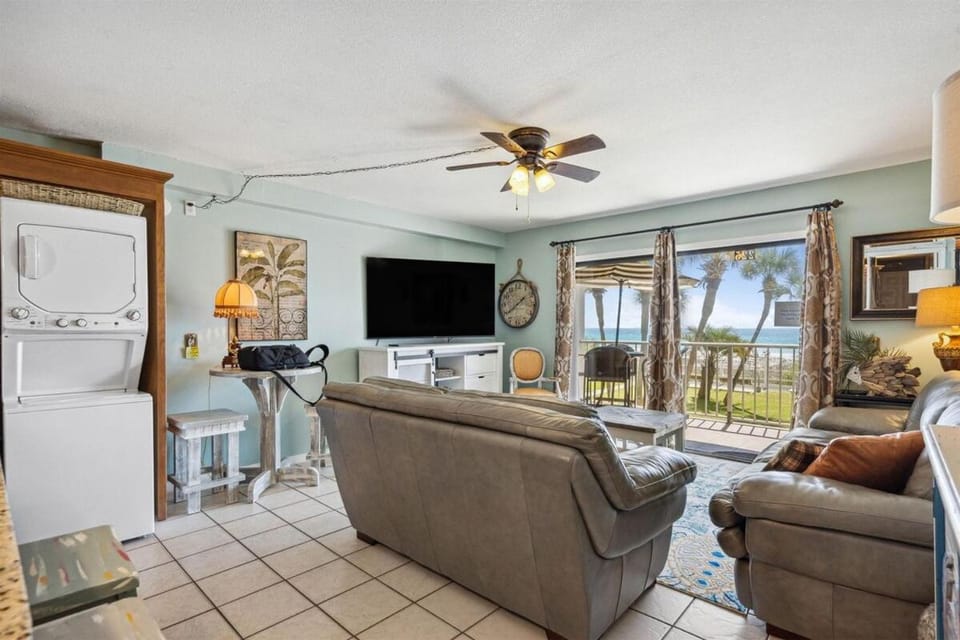Communal lounge/ TV room, Natural landscape, Living room, Seating area, washing machine, dryer