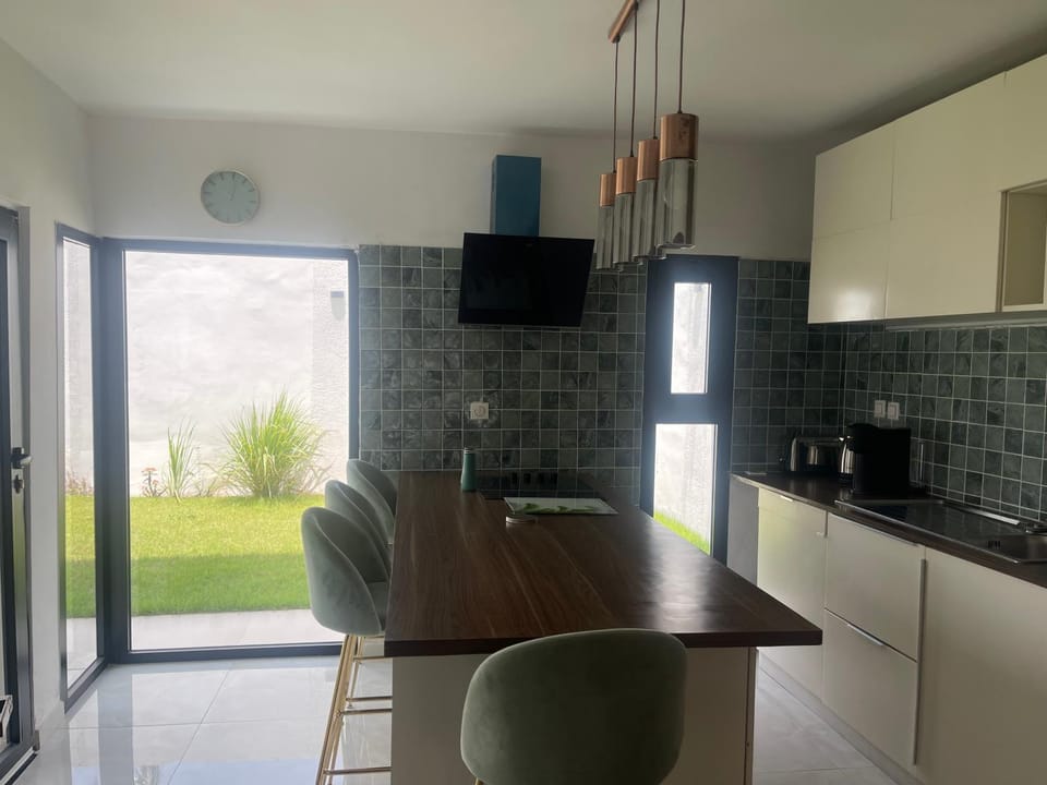 Kitchen or kitchenette, Dining area, stove