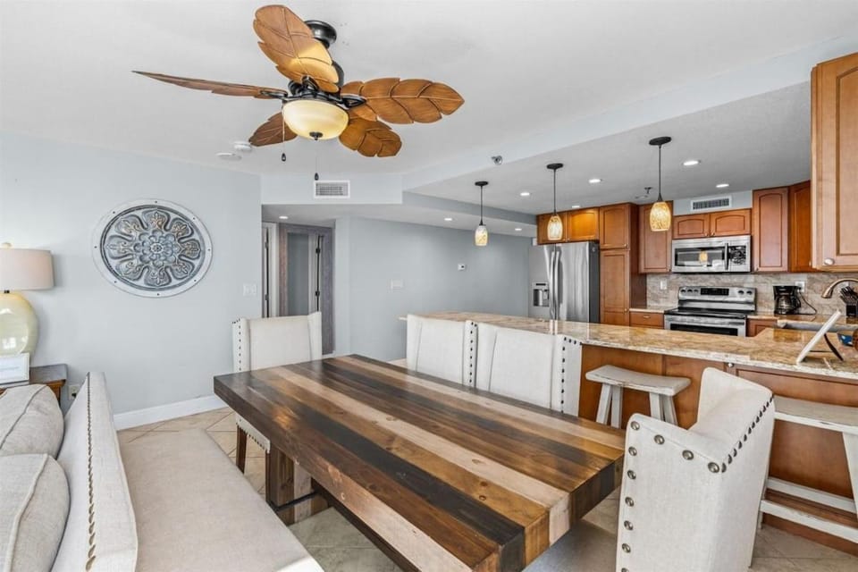 Kitchen or kitchenette, Living room, Seating area, Dining area, minibar, oven, stove