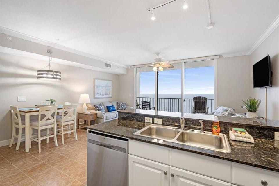 TV and multimedia, Kitchen or kitchenette, Dining area, dishwasher, minibar, oven, stove