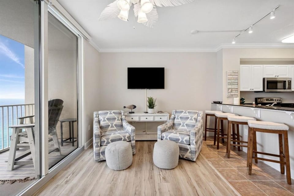 Communal lounge/ TV room, Kitchen or kitchenette, Living room, Seating area, Dining area, minibar, oven, stove