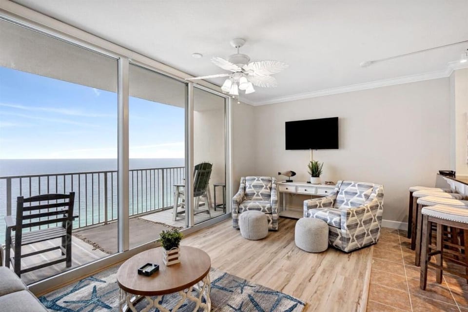 Communal lounge/ TV room, View (from property/room), Balcony/Terrace, Living room, Seating area, Dining area, Sea view