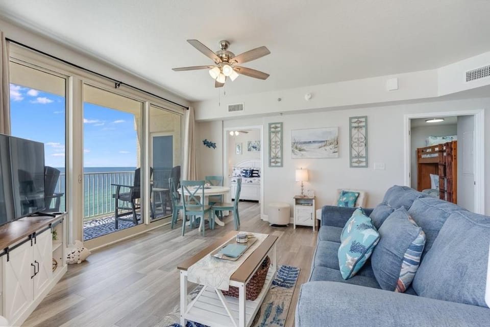 Communal lounge/ TV room, View (from property/room), Balcony/Terrace, Living room, Seating area, Dining area, Sea view