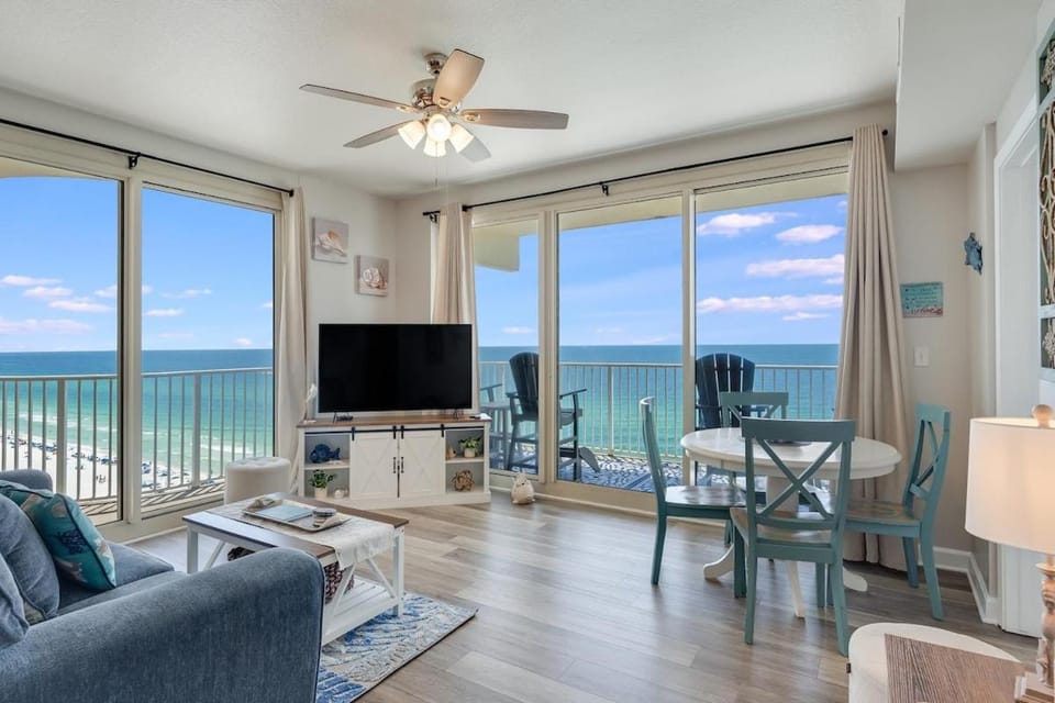 Communal lounge/ TV room, View (from property/room), Balcony/Terrace, Living room, Seating area, Dining area, Beach, Sea view