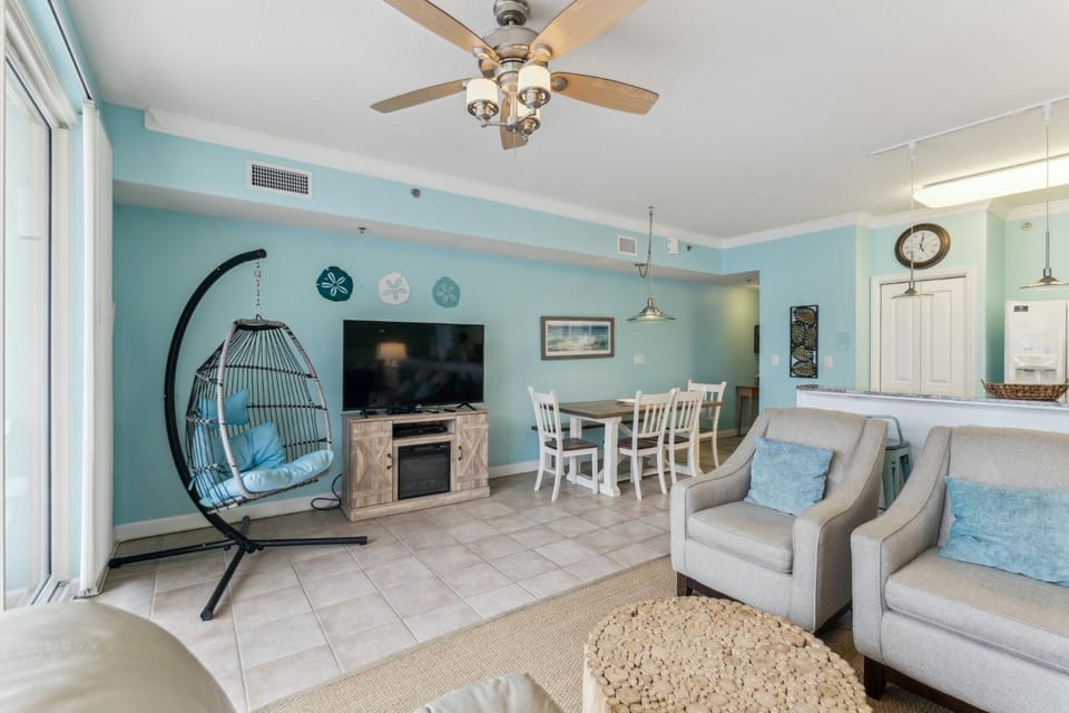 Communal lounge/ TV room, Living room, Seating area