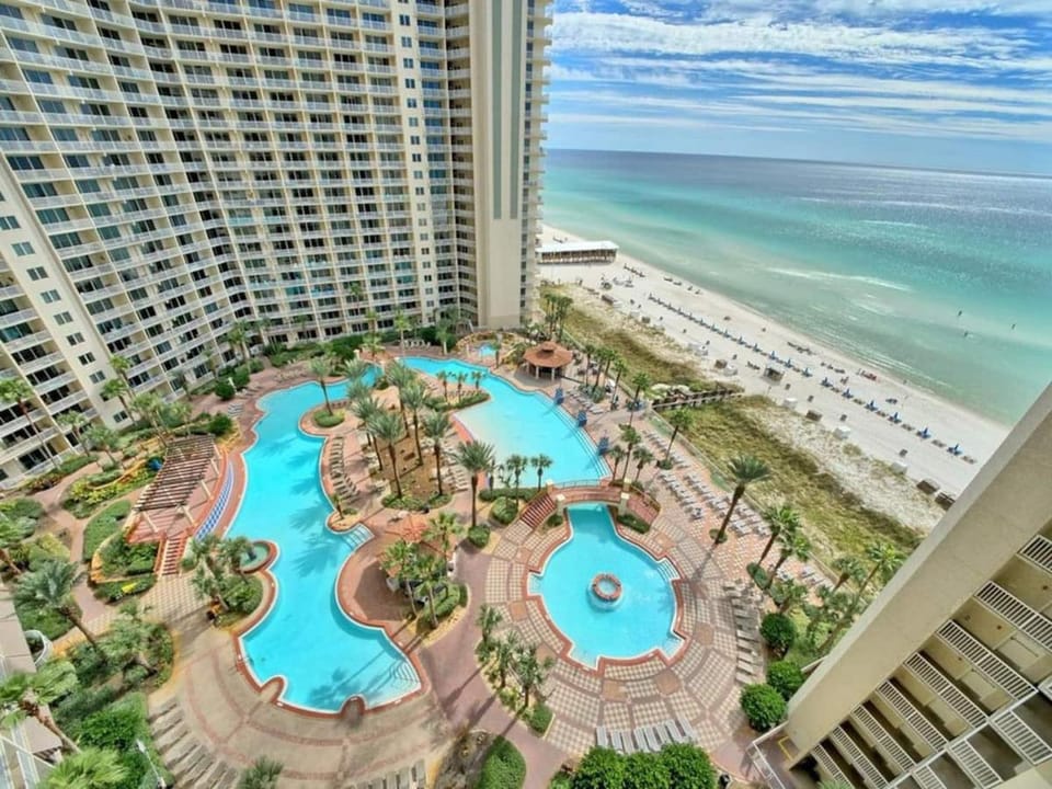 Property building, Day, Natural landscape, Bird's eye view, Pool view, Swimming pool, sunbed