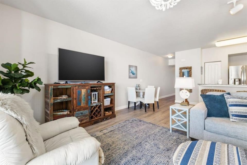 Communal lounge/ TV room, Living room, Seating area, Dining area