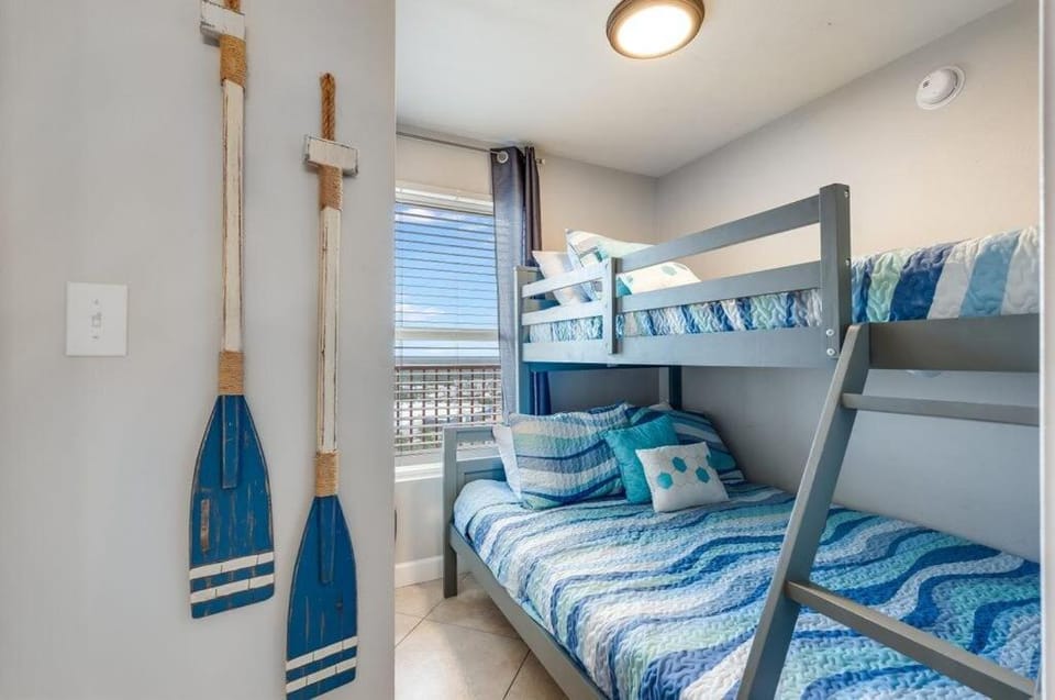 Bed, Photo of the whole room, Bedroom, bunk bed