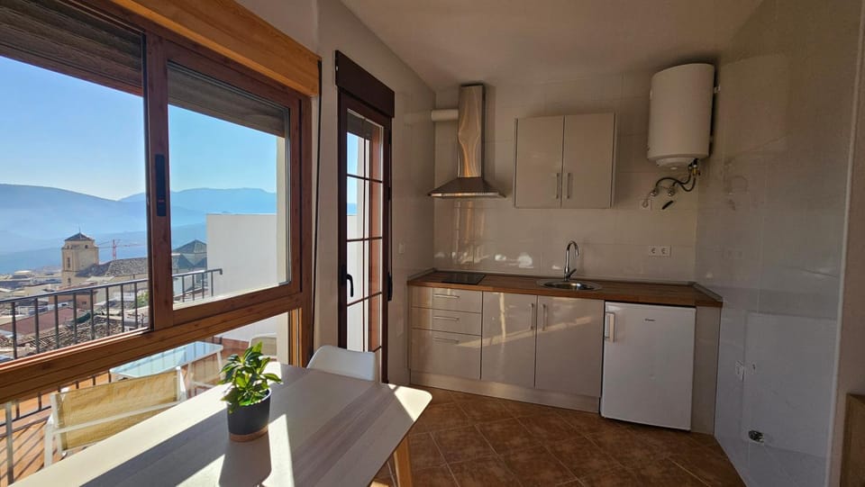 Kitchen or kitchenette, Dining area, Mountain view