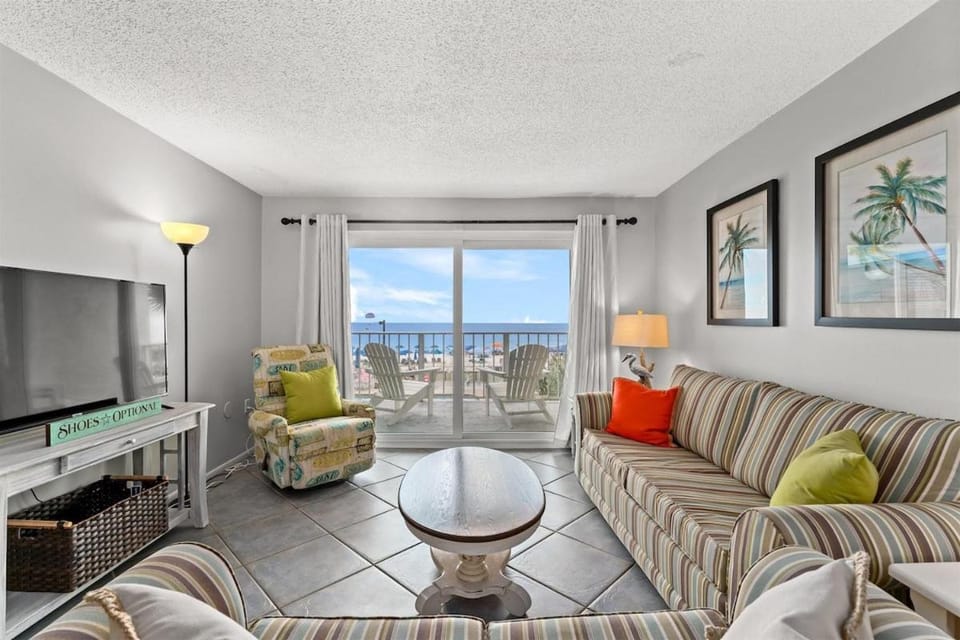 Communal lounge/ TV room, Natural landscape, TV and multimedia, Living room, Seating area, Evening entertainment, Sea view
