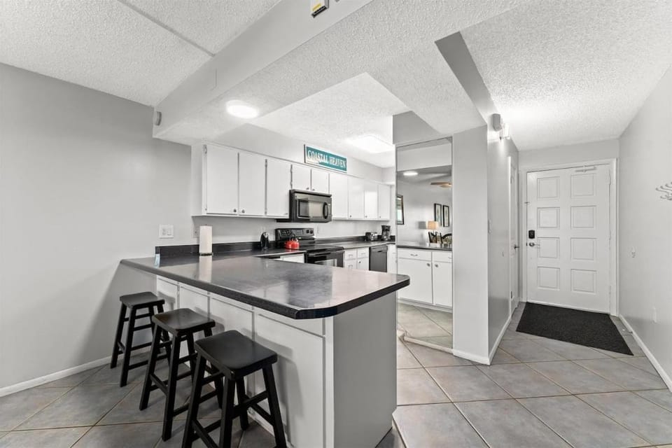 Kitchen or kitchenette, Dining area, dishwasher, minibar, oven, stove, toaster
