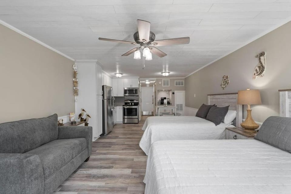 Bed, Kitchen or kitchenette, Living room, Photo of the whole room, Seating area, Bedroom