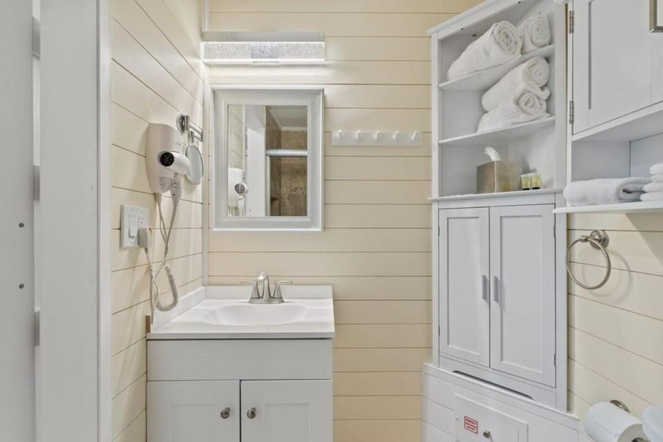 Shower, Bathroom, towels