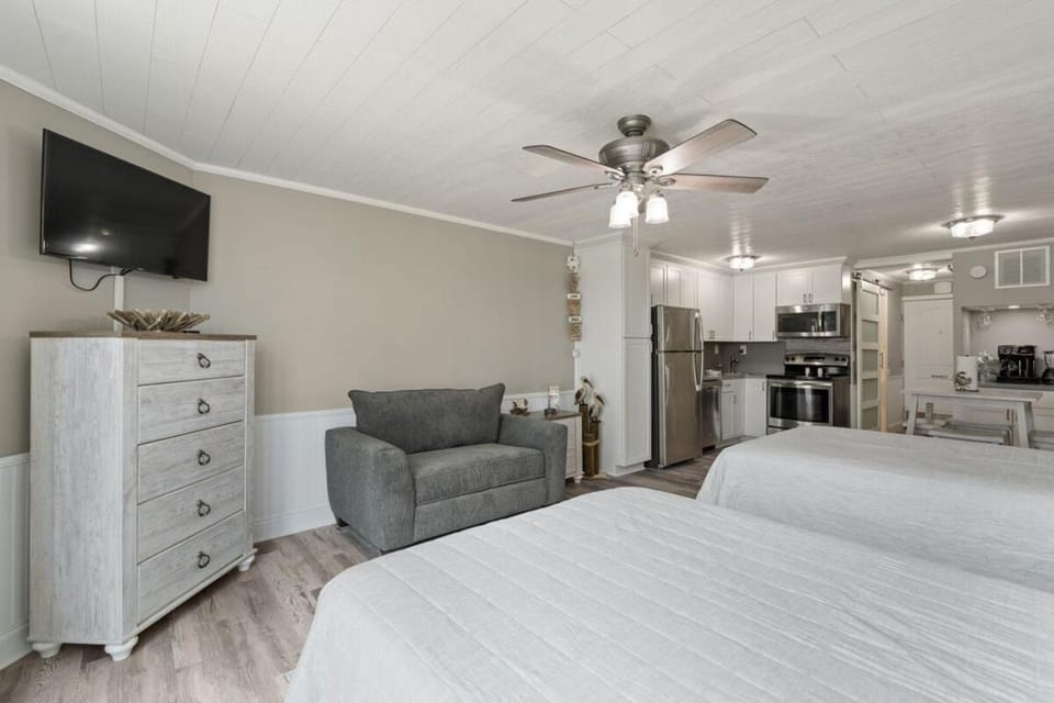 Bed, TV and multimedia, Kitchen or kitchenette, Photo of the whole room, Dining area, Bedroom, oven, stove