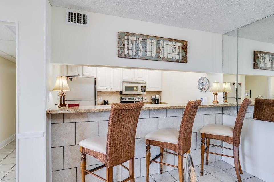 Kitchen or kitchenette, Living room, Seating area, Dining area, minibar, oven, stove