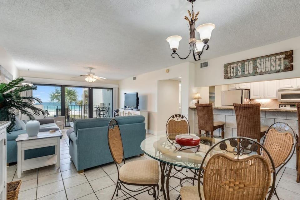 Kitchen or kitchenette, Living room, Seating area, Dining area, minibar, stove